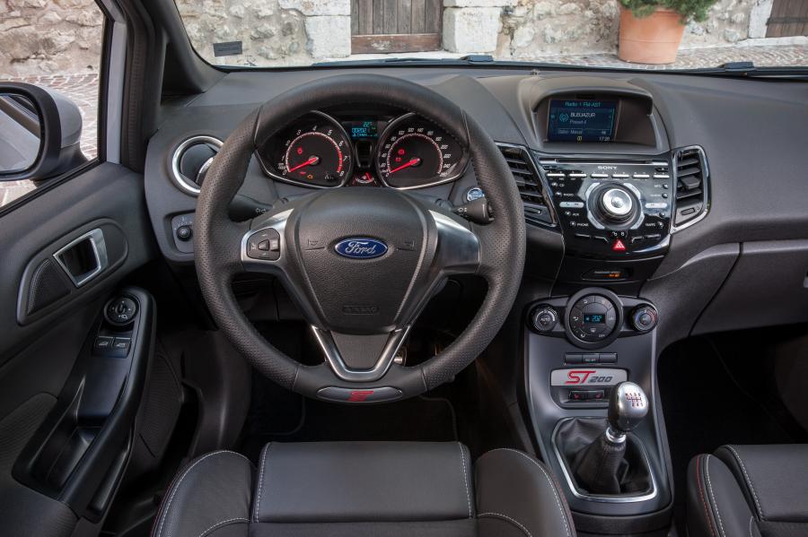 Панель приборов Ford Fiesta ST200 2016 года  (фото 1 из 36)